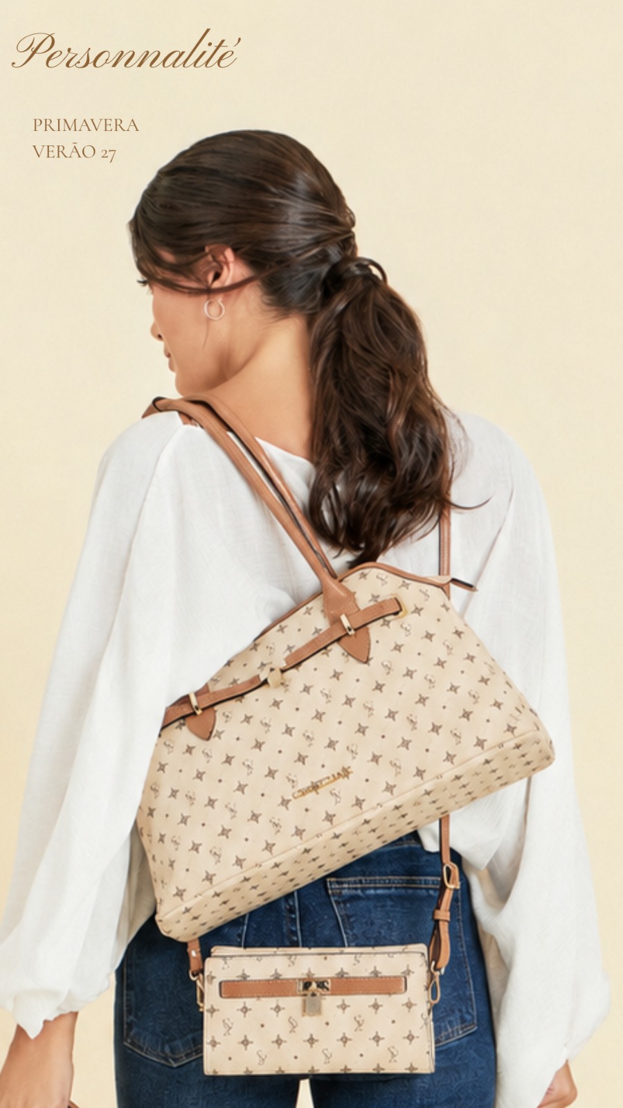 Modelo com tote e clutch monograma da coleção Personnalité Cavezzale